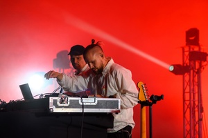 3. Festiwal Nauki i Techniki: electro set Sarapata i pokaz laserowy - Na scenie przy samplerach Michał i Mateusz Sarapata