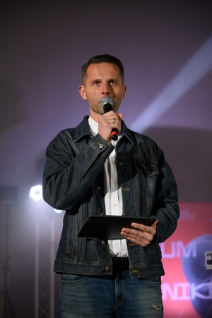3. Festiwal Nauki i Techniki: electro set Sarapata i pokaz laserowy - Na scenie konferansjer Sebastian Szafarz otwierający koncert