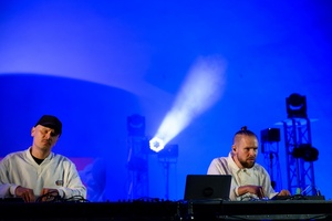 3. Festiwal Nauki i Techniki: electro set Sarapata i pokaz laserowy - Na amfiteatralnej scenie duet Sarapata wykonujący swoją muzykę elektroniczna