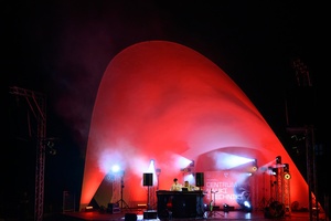 3. Festiwal Nauki i Techniki: electro set Sarapata i pokaz laserowy - Na amfiteatralnej scenie duet Sarapata wykonujący swoją muzykę elektroniczna