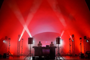 3. Festiwal Nauki i Techniki: electro set Sarapata i pokaz laserowy - Na amfiteatralnej scenie duet Sarapata wykonujący swoją muzykę elektroniczna