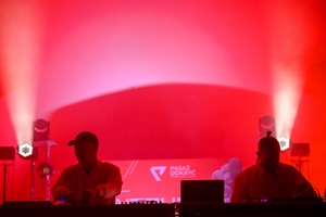 3. Festiwal Nauki i Techniki: electro set Sarapata i pokaz laserowy - Na amfiteatralnej scenie duet Sarapata wykonujący swoją muzykę elektroniczna