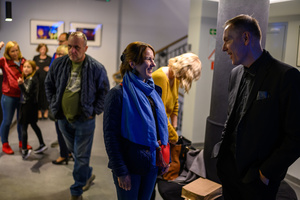 100 lat Marzenia: Wernisaż wystawy „Marzenie (nie)oczywiste” - Uczestnicy wernisażu w holu kina Marzenie