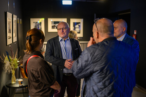 100 lat Marzenia: Wernisaż wystawy „Marzenie (nie)oczywiste” - Uczestnicy wernisażu w holu kina Marzenie