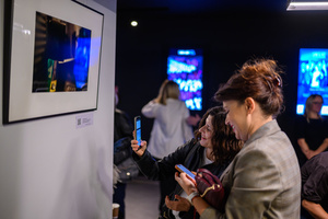 100 lat Marzenia: Wernisaż wystawy „Marzenie (nie)oczywiste” - Publiczność oglądająca fotografie na wystawie.