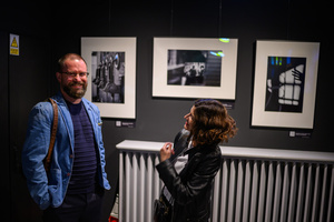 100 lat Marzenia: Wernisaż wystawy „Marzenie (nie)oczywiste” - Uczestnicy wernisażu w holu kina Marzenie