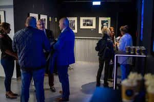 100 lat Marzenia: Wernisaż wystawy „Marzenie (nie)oczywiste” - Publiczność oglądająca fotografie na wystawie.