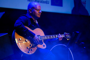 100-lecie kina Marzenie - koncert Voice Band i Ewelina Flinta - Gitarzysta zespołu Vocie Band i Ewelina Flinta