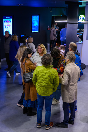 100-lecie kina Marzenie - „Deszczowa piosenka" - Publiczność gromadząca się w holu kina Marzenie