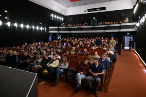 100-lecie kina Marzenie - „Deszczowa piosenka" - Publiczność gromadząca się w sali kinowej przed spotkaniem i projekcją filmu