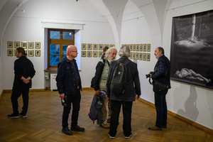 Wystawa „Tożsamość” oraz spotkanie z autorem Andrzejem Grudniem - Publiczność oglądająca wystawę „Tożsamość”