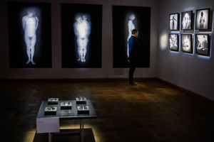 Wystawa „Tożsamość” oraz spotkanie z autorem Andrzejem Grudniem - Publiczność oglądająca wystawę „Tożsamość”