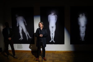 Wystawa „Tożsamość” oraz spotkanie z autorem Andrzejem Grudniem - Andrzej Grudzień przemawiający podczas wernisażu autorskiej wystawy „Tożsamość"