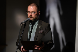 Wystawa „Tożsamość” oraz spotkanie z autorem Andrzejem Grudniem - Marcin Dąbek przemawiający podczas wernisażu wystawy „Tożsamość”