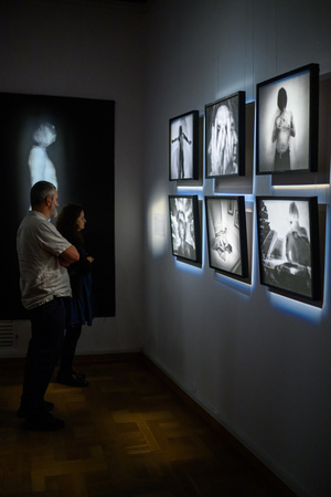 Wystawa „Tożsamość” oraz spotkanie z autorem Andrzejem Grudniem - Publiczność oglądająca wystawę „Tożsamość”