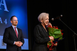 100 lat kina M. - Spotkanie ze Stanisławem Janickim oraz projekcja filmu niemego „Codzienne marzenia” - Maria Wardyn przemawiająca do publiczności zgromadzonej w sali kina Marzenie