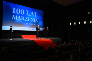 100 lat kina M. - Spotkanie ze Stanisławem Janickim oraz projekcja filmu niemego „Codzienne marzenia” - Prezydent Tarnowa - Jakub Kwaśny na scenie kina Marzenie