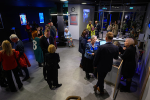 100 lat kina M. - Spotkanie ze Stanisławem Janickim oraz projekcja filmu niemego „Codzienne marzenia” - Publiczność gromadząca się w holu kina Marzenie