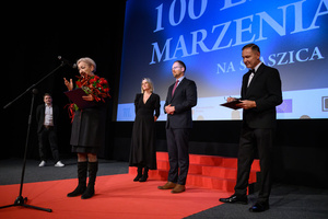 100 lat kina M. - Spotkanie ze Stanisławem Janickim oraz projekcja filmu niemego „Codzienne marzenia” - Maria Wardyń przemawiająca do publiczności zgromadzonej w sali kina Marzenie
