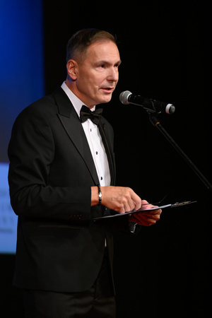 100 lat kina M. - Spotkanie ze Stanisławem Janickim oraz projekcja filmu niemego „Codzienne marzenia” - Dyrektor TCK Tomasz Kapturkiewicz przemawiający do publiczności zgromadzonej w sali kina Marzenie