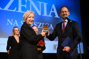 100 lat kina M. - Spotkanie ze Stanisławem Janickim oraz projekcja filmu niemego „Codzienne marzenia” - Prezydent Tarnowa Jakub Kwaśny wręczający Dukat Tarnowski Marii Wardyń