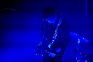 Koncert: Kasia Lins - Na scenie grający na gitarze Karol Łakomiec