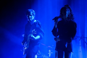 Koncert: Kasia Lins - Na scenie od lewej: grający na gitarze Karol Łakomiec i śpiewająca Kasia Lins