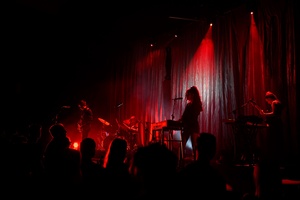 Koncert: Kasia Lins - Na scenie od prawej: grająca na basie Aga Bigaj, grająca na klawiszach i śpiewająca Kasia Lins, w tle gitarzysta Karol Łakomiec i perkusistka Wiktoria Jakubowska