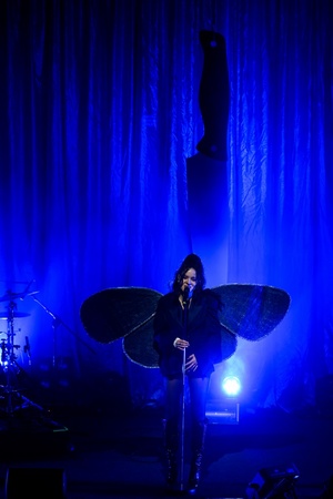 Koncert: Kasia Lins - Na scenie śpiewająca "Truciznę" ze skrzydłami motyla Kasia Lins