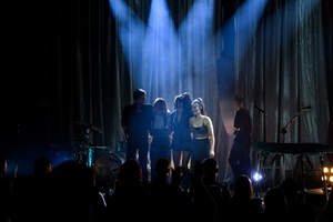 Koncert: Kasia Lins - Na scenie zespół Kasi Lins dziękujący za koncert tarnowskiej publiczności