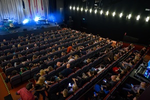 Koncert: Kasia Lins - Publiczność w sali Marzenie w oczekiwaniu na koncert w ujęciu z balkonu kina