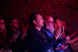 Jazzowa Jesień: Kinga Głyk - Publiczność oklaskująca występ Kingi Głyk z zespołem.