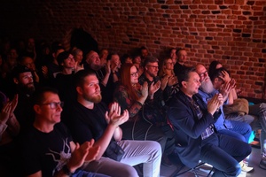 Jazzowa Jesień: Kinga Głyk - Publiczność oklaskująca występ Kingi Głyk z zespołem.