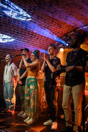 Jazzowa Jesień: Kinga Głyk - Kinga Głyk z zespołem na scenie tarnowskich Piwnic TCK