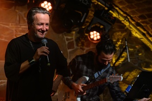 Jazzowa jesień: Grzech Piotrowski - Grzech Piotrowski przemawiający do publiczności zgromadzonej w tarnowskich Piwnicach TCK