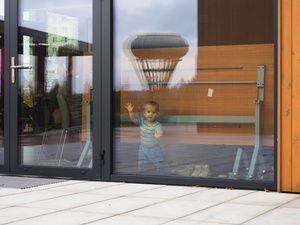 Tu mamy spotkamy: Słuch dziecka - Najmłodszy uczestnik spotkania z wieżą ciśnień w tle.