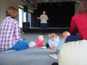 Tu mamy spotkamy: Słuch dziecka - Maluchy bawiące się podczas spotkania.