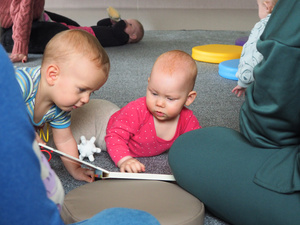 Tu mamy spotkamy: Słuch dziecka - Maluchy bawiące się podczas spotkania.