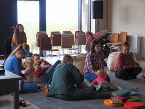 Tu mamy spotkamy: Słuch dziecka - Słuchaczki podczas spotkania.