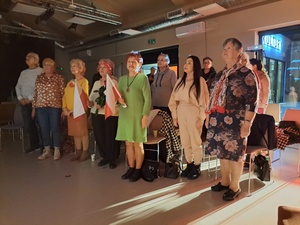 Sąsiedzkie śpiewanie dla pierwszego niepodległego - Uczestnicy podczas wspólnego śpiewania