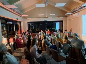 Sąsiedzkie śpiewanie dla pierwszego niepodległego - Uczestnicy podczas wspólnego śpiewania