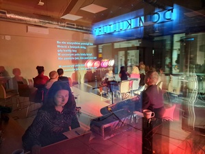 Sąsiedzkie śpiewanie dla pierwszego niepodległego - Uczestnicy podczas wspólnego śpiewania