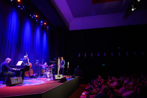 Jazzowa jesień - Janusz Szrom prezentuje: „Andrzej Zaucha — Songbook” - Janusz Szrom z zespołem wykonujący utwory z repertuaru Andrzeja Zauchy