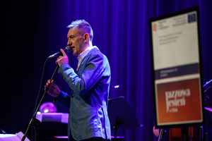 Jazzowa jesień - Janusz Szrom prezentuje: „Andrzej Zaucha — Songbook” - Janusz Szrom podczas występu w kinie Marzenie