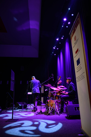 Jazzowa jesień - Janusz Szrom prezentuje: „Andrzej Zaucha — Songbook” - Janusz Szrom z zespołem wykonujący utwory z repertuaru Andrzeja Zauchy