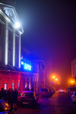 Jazzowa jesień - Janusz Szrom prezentuje: „Andrzej Zaucha — Songbook” - Publiczność gromadząca się przed wejściem do kina Marzenie