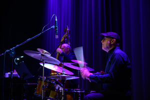 Jazzowa jesień - Janusz Szrom prezentuje: „Andrzej Zaucha — Songbook” - Marcin Jahr podczas występu w kinie Marzenie