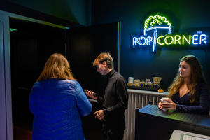 Jazzowa jesień - Janusz Szrom prezentuje: „Andrzej Zaucha — Songbook” - Publiczność przed wejściem do sali koncertowej