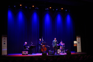 Jazzowa jesień - Janusz Szrom prezentuje: „Andrzej Zaucha — Songbook” - Janusz Szrom z zespołem wykonujący utwory z repertuaru Andrzeja Zauchy