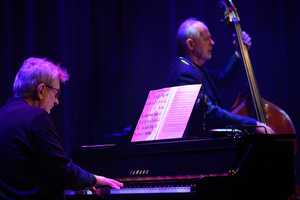 Jazzowa jesień - Janusz Szrom prezentuje: „Andrzej Zaucha — Songbook” - Andrzej Jagodziński oraz Andrzej Łukasik podczas występu w kinie Marzenie